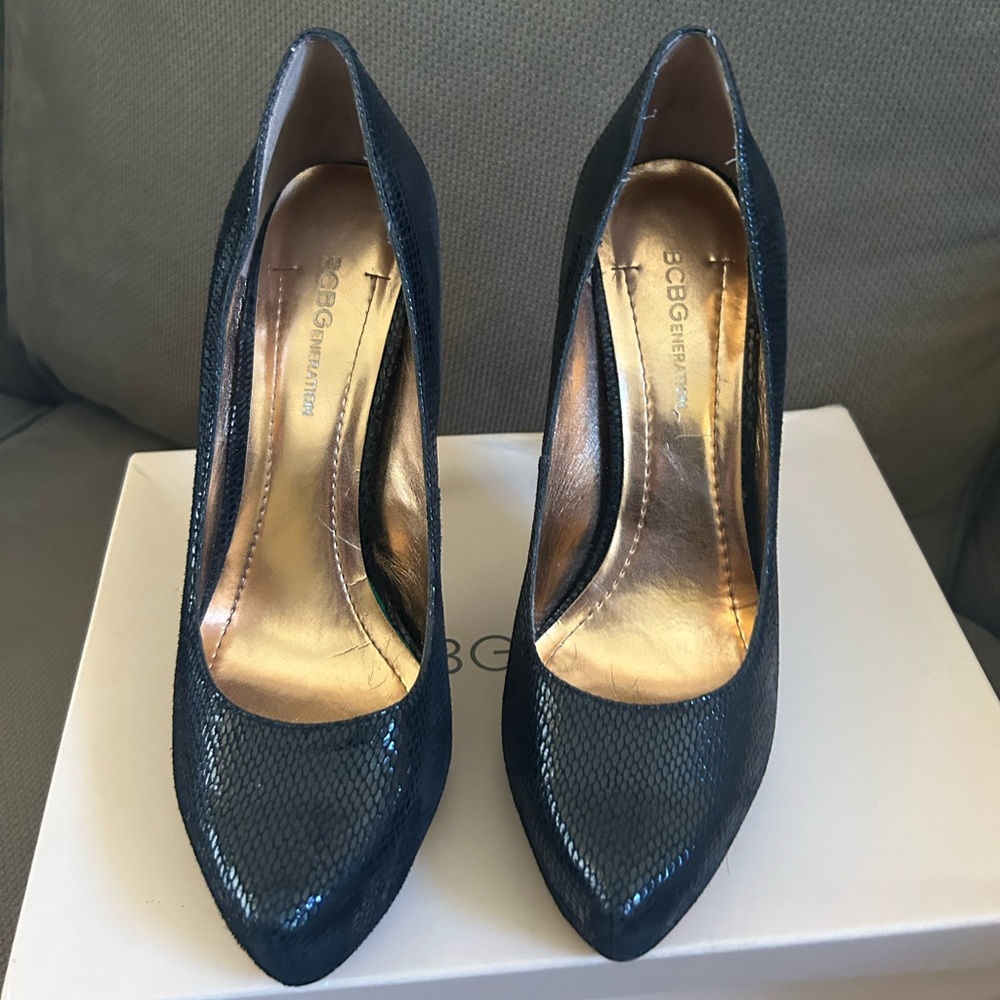 BCBG PLACK PUMPS!